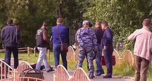 На месте нападения в Сургуте Артура Гаджиева. 19 августа 2017 г. Кадр из видео пользователя RFE/RL https://www.youtube.com/watch?v=HEwXCkaFOMU