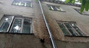 Стена дома в Ставрополе. Фото http://bloknot-stavropol.ru/news/my-ne-mozhem-bolshe-terpet-bespredel-upravlyayushch-852097?sphrase_id=402295 Стена дома в Ставрополе. Фото http://bloknot-stavropol.ru/news/my-ne-mozhem-bolshe-terpet-bespredel-upravlyayushch-852097?sphrase_id=402295