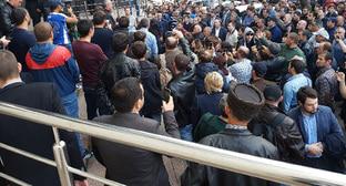 Возле Краснодарского краевого суда, где должно было состояться заседание по делу Руслана Гвашева. 5 октября 2017 г. Фото предоставлено Мариной Дубровиной для "Кавказского узла"