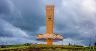 Стела в Черкесске. Фото: AYBAZ https://ru.wikipedia.org/ Стела в Черкесске. Фото: AYBAZ https://ru.wikipedia.org/
