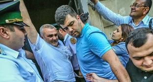 Афган Мухтарлы (в центре). Кадр из видео "Кавказского узла" Афган Мухтарлы (в центре). Кадр из видео "Кавказского узла"