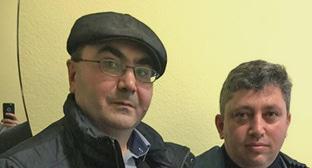Азербайджанский активист Ялчин Гахраманоглы и журналист Фикрат Гусейнов (справа). Фото: Ялчин Гахраманоглы/RFE/RL Азербайджанский активист Ялчин Гахраманоглы и журналист Фикрат Гусейнов (справа). Фото: Ялчин Гахраманоглы/RFE/RL