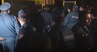 Сотрудники полиции возле армавирского детского сада. Фото https://ru.armeniasputnik.am Сотрудники полиции возле армавирского детского сада. Фото https://ru.armeniasputnik.am