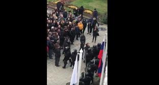 Полиция разогнала акцию жителей Вольного аула в Нальчике. 31 октября 2017 г. Кадр из видео "Кавказского узла" https://www.youtube.com/watch?time_continue=2&v=CZU-tRjWv-w Полиция разогнала акцию жителей Вольного аула в Нальчике. 31 октября 2017 г. Кадр из видео "Кавказского узла" https://www.youtube.com/watch?time_continue=2&v=CZU-tRjWv-w