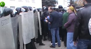 Акция жителей микрорайона Вольный аул, требовавших на площади у мэрии Нальчика встречи с мэром Арсеном Алакаевым. 31 октября 2017 г. Кадр из видео "Кавказского узла" Акция жителей микрорайона Вольный аул, требовавших на площади у мэрии Нальчика встречи с мэром Арсеном Алакаевым. 31 октября 2017 г. Кадр из видео "Кавказского узла"