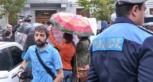 Акция протеста в поддержку арестованных после столкновений с полицией 5 ноября. Ереван, 9 ноября 2013 г. Фото Армине Мартиросян для "Кавказского узла" Акция протеста в поддержку арестованных после столкновений с полицией 5 ноября. Ереван, 9 ноября 2013 г. Фото Армине Мартиросян для "Кавказского узла"