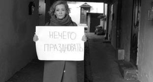 Участница серии одиночных пикетов в Ростове-на-Дону, 4 ноября 2017 года. Фото с сайта движения "Открытая Россия". Участница серии одиночных пикетов в Ростове-на-Дону, 4 ноября 2017 года. Фото с сайта движения "Открытая Россия".