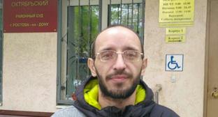 Евгений Мошкин у здания районного суда. Фото предоставлено "Кавказскому узлу" друзьями Мошкина Евгений Мошкин у здания районного суда. Фото предоставлено "Кавказскому узлу" друзьями Мошкина