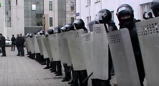 Полицейский кордон во время акции перед администрацией города. Нальчик, 31 октября 2017 г. Кадр из видео "Кавказского узла" Полицейский кордон во время акции перед администрацией города. Нальчик, 31 октября 2017 г. Кадр из видео "Кавказского узла"