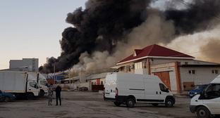 Пожар на складе лакокрасочных изделий в Волгограде. Фото Вячеслава Ященко для "Кавказского узла" Пожар на складе лакокрасочных изделий в Волгограде. Фото Вячеслава Ященко для "Кавказского узла"