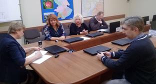 Михаил Долиев подает новую заявку об инициативе проведения референдума. Фото Елены Гребенюк для "Кавказского узла" Михаил Долиев подает новую заявку об инициативе проведения референдума. Фото Елены Гребенюк для "Кавказского узла"