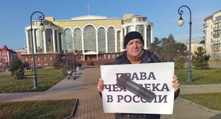 Игорь Стенин в одиночном пикете. Астрахань, 10 декабря 2017 г. Фото Елены Гребенюк для "Кавказского узла"