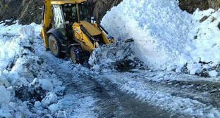 Тяжелая техника расчищает дорогу от снега. Фото: Roads Department of Georgia 
https://sputnik-georgia.ru/georgia/20171011/237702944/Iz-za-snegopada-zakryta-doroga-v-Tusheti.html
