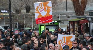 Акция протеста в Ереване, организованная оппозиционным блоком "Елк". Фото Тиграна Петросяна для "Кавказского узла" Акция протеста в Ереване, организованная оппозиционным блоком "Елк". Фото Тиграна Петросяна для "Кавказского узла"