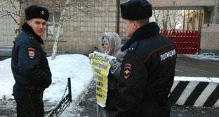 Сотрудники полиции возле пикетчицы у телецентра в Ростове-на-Дону. 25 января 2018 г. Фото предоставлено Юлией Собиной для "Кавказского узла"
Сотрудники полиции возле пикетчицы у телецентра в Ростове-на-Дону. 25 января 2018 г. Фото предоставлено Юлией Собиной для "Кавказского узла"