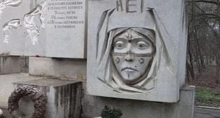 Оскверненный памятник жертвам атаки боевиков на Кизляр. Фото: пресс-служба администрации Кизляра Оскверненный памятник жертвам атаки боевиков на Кизляр. Фото: пресс-служба администрации Кизляра