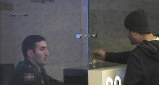 Кадр видеосъемки, на котором, по мнению СГБ, запечатлен момент получения взятки пограничником. Фото пресс-службы СГБ Азербайджана. http://dtx.gov.az/news741/DTX_aeroport_emeliyyat_5.jpg Кадр видеосъемки, на котором, по мнению СГБ, запечатлен момент получения взятки пограничником. Фото пресс-службы СГБ Азербайджана. http://dtx.gov.az/news741/DTX_aeroport_emeliyyat_5.jpg