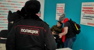Сотрудники полиции в штабе Навального. Астрахань, 28 января 2018 года. Фото Елены Гребенюк для "Кавказского узла".