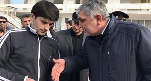 Марат Исмаилов (слева) и замначальника ГОВД Махачкалы  Шамиль Алиев, 27 марта 2017 года. Фото: Патимат Махмудова для "Кавказского узла".