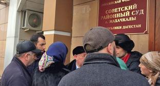 Родственники обвиняемых ожидают решения у здания Советского суда в Махачкале. Декабрь 2017 г. Фото: North Caucasus Service (RFE/RL) Родственники обвиняемых ожидают решения у здания Советского суда в Махачкале. Декабрь 2017 г. Фото: North Caucasus Service (RFE/RL)