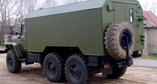 Спецтехника на сельской улице. Фото http://kr-kaf.ru/military_products/kuzov_furgon/kuzovfurgon_avtomobilnyj_k4320_k432001/ Спецтехника на сельской улице. Фото http://kr-kaf.ru/military_products/kuzov_furgon/kuzovfurgon_avtomobilnyj_k4320_k432001/