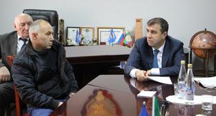 Глава Дербентского района Магомед Джелилов ведет прием граждан. Фото https://derbrayon.ru/news/obshestvo/glava-derbentskogo-rajona-magomed-dzhelilov-provel-priem-grazhdan Глава Дербентского района Магомед Джелилов ведет прием граждан. Фото https://derbrayon.ru/news/obshestvo/glava-derbentskogo-rajona-magomed-dzhelilov-provel-priem-grazhdan