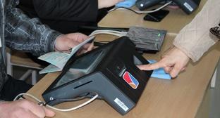 Техническое устройство распознавания избирателя на выборах в Армении. Фото Тиграна Петросяна для "Кавказского узла"