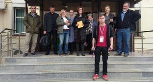 Группа поддержки Оюба перед Верховным судом. Фото предоставлено ПЦ Мемориал"