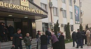 Возле здания суда. 19 марта 2018 г. Фото: Пресс-служба ПЦ "Мемориал"