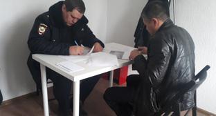 Полицейский в офисе штаба Алексея Навального в Ростове-на-Дону. Фото предоставлено "Кавказскому узлу" ростовским штабом Навального.