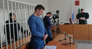 Адвокат Петр Заикин (справа) и Оюб Титиев в зале суда. Грозный, 4 апреля 2018 года. Фото: пресс-служба ПЦ "Мемориал" Адвокат Петр Заикин (справа) и Оюб Титиев в зале суда. Грозный, 4 апреля 2018 года. Фото: пресс-служба ПЦ "Мемориал"