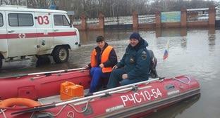 Сотрудники МЧС в зоне паводка. Фото пресс-службы Волгоградской области. http://www.volgograd.ru/news/181775/ Сотрудники МЧС в зоне паводка. Фото пресс-службы Волгоградской области. http://www.volgograd.ru/news/181775/