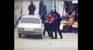 Сотрудник полиции в Дербенте сажает подростка в машину. Фото: кадр видео Нурмагомеда Астарханова https://www.youtube.com/watch?time_continue=34&v=A8kHYg7CJlU Сотрудник полиции в Дербенте сажает подростка в машину. Фото: кадр видео Нурмагомеда Астарханова https://www.youtube.com/watch?time_continue=34&v=A8kHYg7CJlU