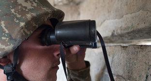 Солдат армии НКР. Фото  Sputnik/ Илья Питалев https://ru.armeniasputnik.am/karabah/20180331/11187303/situaciya-v-karabahe-za-nedelyu-po-armyanskih-poziciyam-vypushcheno-3000-vystrelov.html