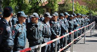 Сотрудники полиции на улицах Еревана. 16 апреля 2018 г. Фото Тиграна Петросяна для "Кавказского узла" Сотрудники полиции на улицах Еревана. 16 апреля 2018 г. Фото Тиграна Петросяна для "Кавказского узла"