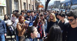 Студенты в Ванадзоре присоединились к акциям против Саргсяна. 16 апреля 2018 г. Фото: Пресс-служба Радио Азатюн https://rus.azatutyun.am Студенты в Ванадзоре присоединились к акциям против Саргсяна. 16 апреля 2018 г. Фото: Пресс-служба Радио Азатюн https://rus.azatutyun.am