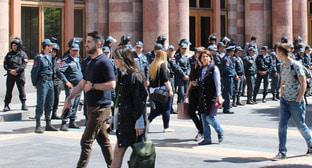 Полиция возле здания правительства в Ереване. 17 апреля 2018 г. Фото Тиграна Петросяна для "Кавказского узла" Полиция возле здания правительства в Ереване. 17 апреля 2018 г. Фото Тиграна Петросяна для "Кавказского узла"
