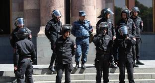 Сотрудники полиции у здания правительства в Ереване 17.04.2018. Фото Тиграна Петросяна для "Кавказского узла" Сотрудники полиции у здания правительства в Ереване 17.04.2018. Фото Тиграна Петросяна для "Кавказского узла"