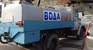 Цистерна с водой. Фото Светланы Кравченко для "Кавказского узла" Цистерна с водой. Фото Светланы Кравченко для "Кавказского узла"