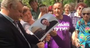 Активистки патриотического движения "Отряды Путина" сжигают портрет Павла Дурова. Фото: Кадр видео
Закрыть Telegram! Дуров, мы придём к тебе! https://www.youtube.com/watch?time_continue=17&v=UgObJgny2iM Активистки патриотического движения "Отряды Путина" сжигают портрет Павла Дурова. Фото: Кадр видео
Закрыть Telegram! Дуров, мы придём к тебе! https://www.youtube.com/watch?time_continue=17&v=UgObJgny2iM