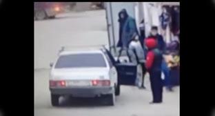 Подросток возле машины. Фото: кадр видео Нурмагомеда Астарханова https://www.youtube.com/watch?time_continue=34&v=A8kHYg7CJlU