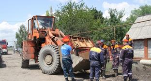 Сотрудники МЧС участвуют в аварийно-восстановительных работах в пострадавшем от подтопления селении Цалык Правобережного района Северной Осетии. Фото: Пресс-служба Главное управление МЧС России http://15.mchs.gov.ru