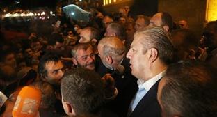 Премьер-министр Грузии вышел к участникам акции протеста 31 мая 2018 год. Фото: пресс-служба премьер-министра Грузии, https://www.facebook.com/KvirikashviliOfficial
