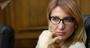 Мане Тандилян. Фото © Sputnik / Asatur Yesayants
https://ru.armeniasputnik.am/politics/20180612/12613661/ministr-truda-armenii-mane-tandilyan-podala-v-otstavku-i-vyshla-iz-partii.html