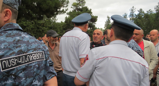 Силовики оцепили площадь Возрождения в Степанакерте. 13 июля 2018 г. Фото Алвард Григорян для "Кавказского узла" Силовики оцепили площадь Возрождения в Степанакерте. 13 июля 2018 г. Фото Алвард Григорян для "Кавказского узла"