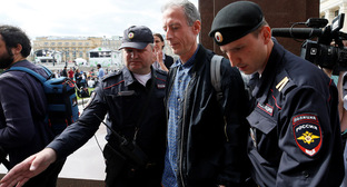 Питер Тэтчелл (в центре). Фото: REUTERS/Glab Garanich