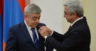 Президент Армении Серж Саргсян награждает своего брата Левона Саргсяна. Фото пресс-службы президента Армении. http://www.president.am