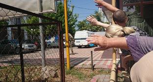 Оюба Титиева привезли в Шалинский городской суд. 9 июля 2018 г. Фото: Пресс-служба ПЦ "Мемориал" Оюба Титиева привезли в Шалинский городской суд. 9 июля 2018 г. Фото: Пресс-служба ПЦ "Мемориал"
