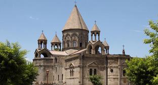Монастырь Эчмиадзин. Фото: CC BY-SA 3.0 / Areg Amirkhanian / Etchmiadzin Cathedral
https://ru.armeniasputnik.am/society/20180430/11769333/bezumie-v-ehchmiadzine-paren-hotel-spilit-krest-s-kafedralnogo-sobora-video.html Монастырь Эчмиадзин. Фото: CC BY-SA 3.0 / Areg Amirkhanian / Etchmiadzin Cathedral
https://ru.armeniasputnik.am/society/20180430/11769333/bezumie-v-ehchmiadzine-paren-hotel-spilit-krest-s-kafedralnogo-sobora-video.html