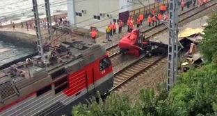 Грузовик, упавший с трассы на железную дорогу в Сочи. 12 июля 2018 г. Кадр из видео Youtube/Макс 24 Сочи